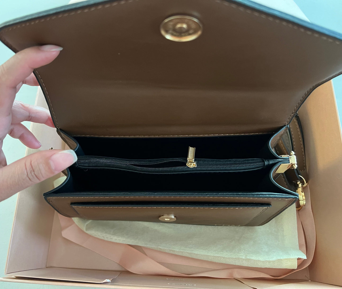 Ladies handbag with complete packaging